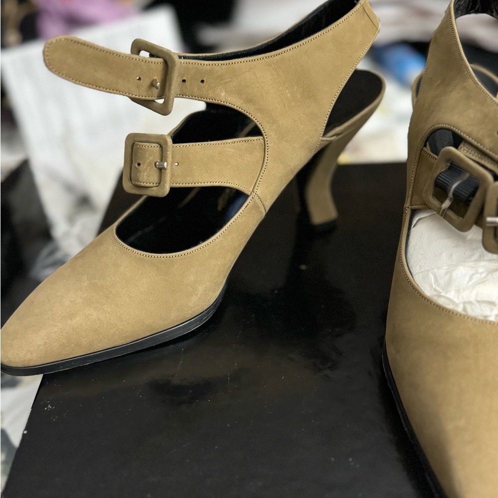 Nubuck camel heel  pump with buckle